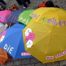 Regenschirme mit politischen Aussagen